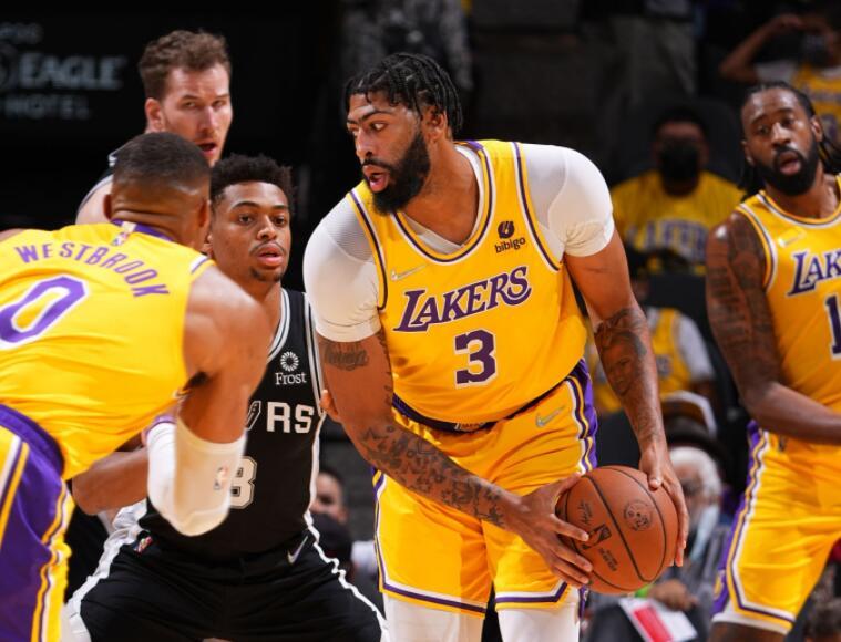 c7娱乐官网- 湖人，戴维斯统治禁区，紫金军团防守效率飙升  