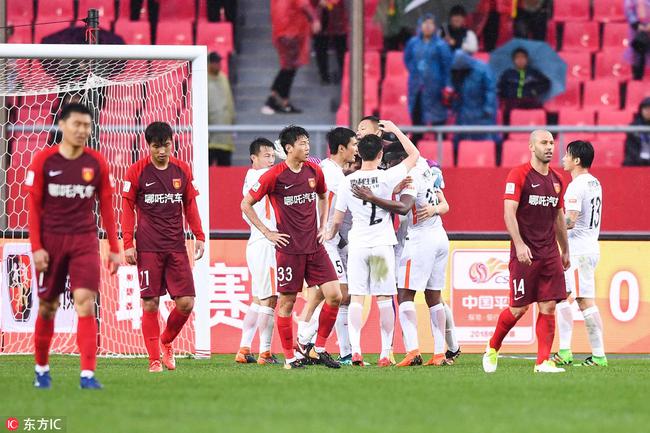 c7娱乐官网- 朗斯工人球迷组织万人请愿，要求保留传统助威区  